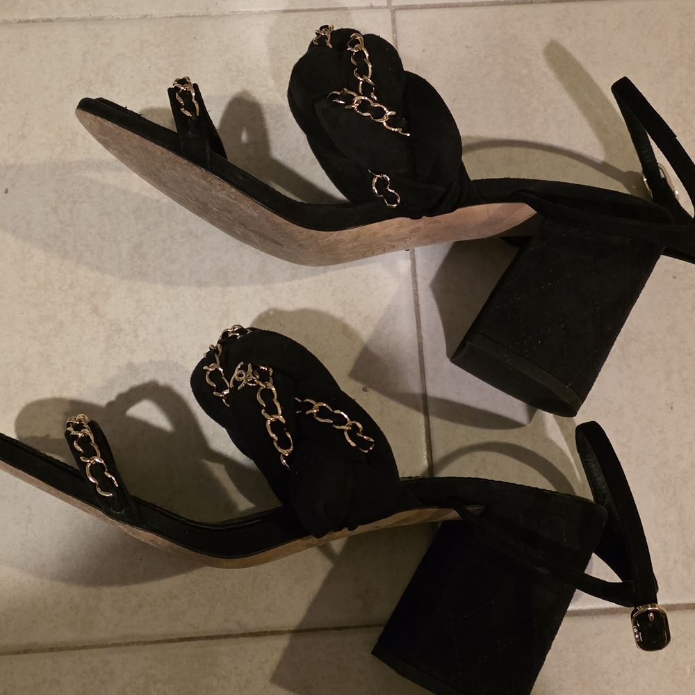 CHANEL AUTHENTIC Elegant Black Suede Sandals with Twist And Gold Chain 9.5 - Picture 2 of 7